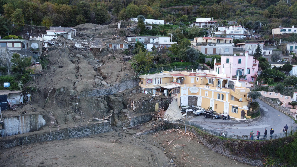 Frana a Ischia, la politica litiga tra sindaci e condoni