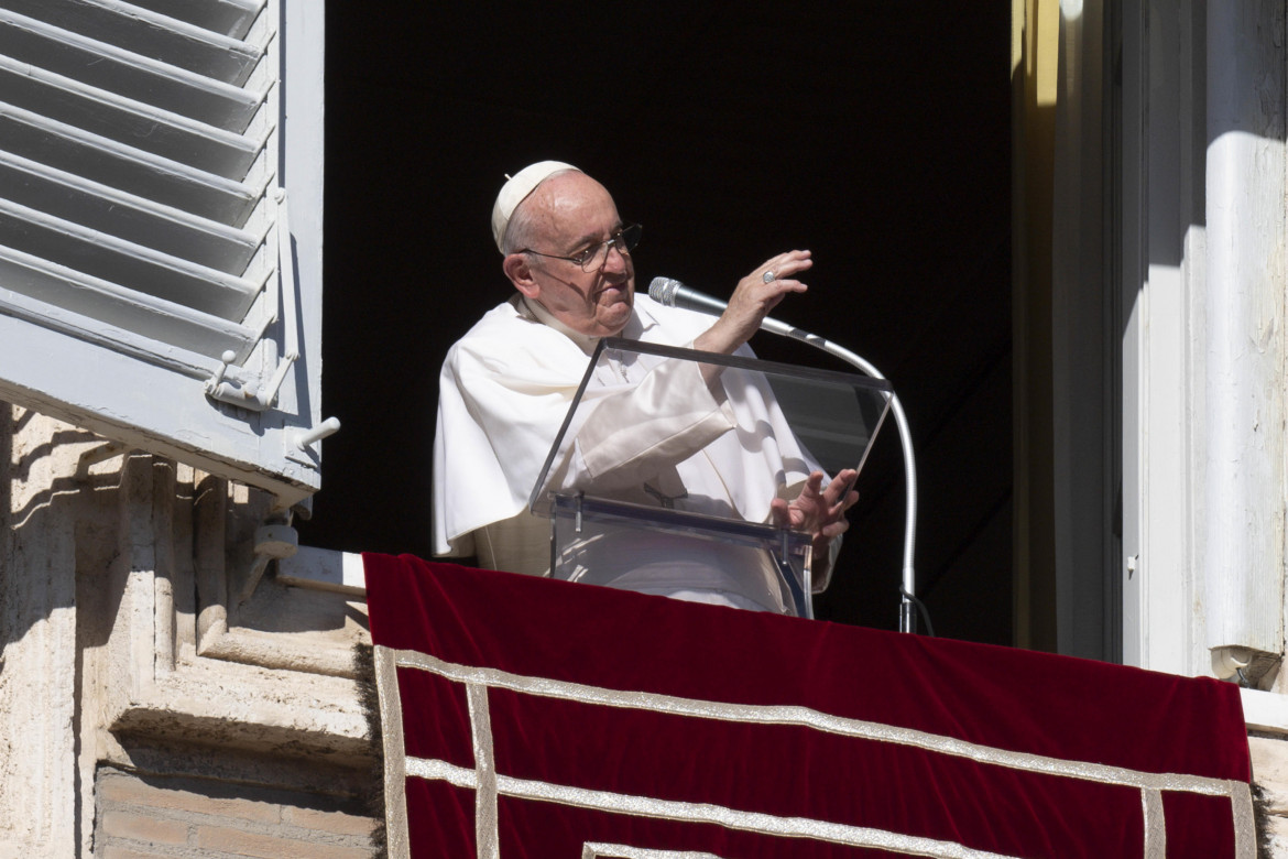 Il papa per l’Iran: «Basta violenze, parità di diritti per le donne»