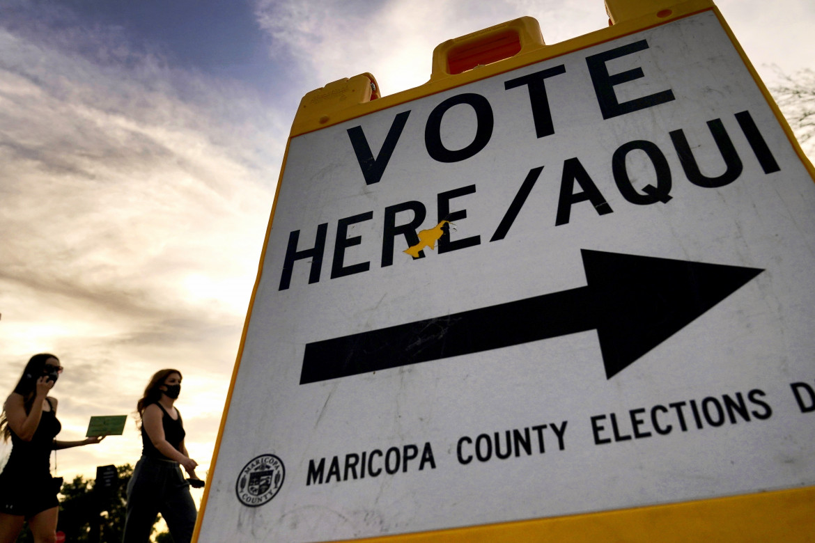 Seggio elettorale nel 2020 in Arizona, foto Matt York /Ap