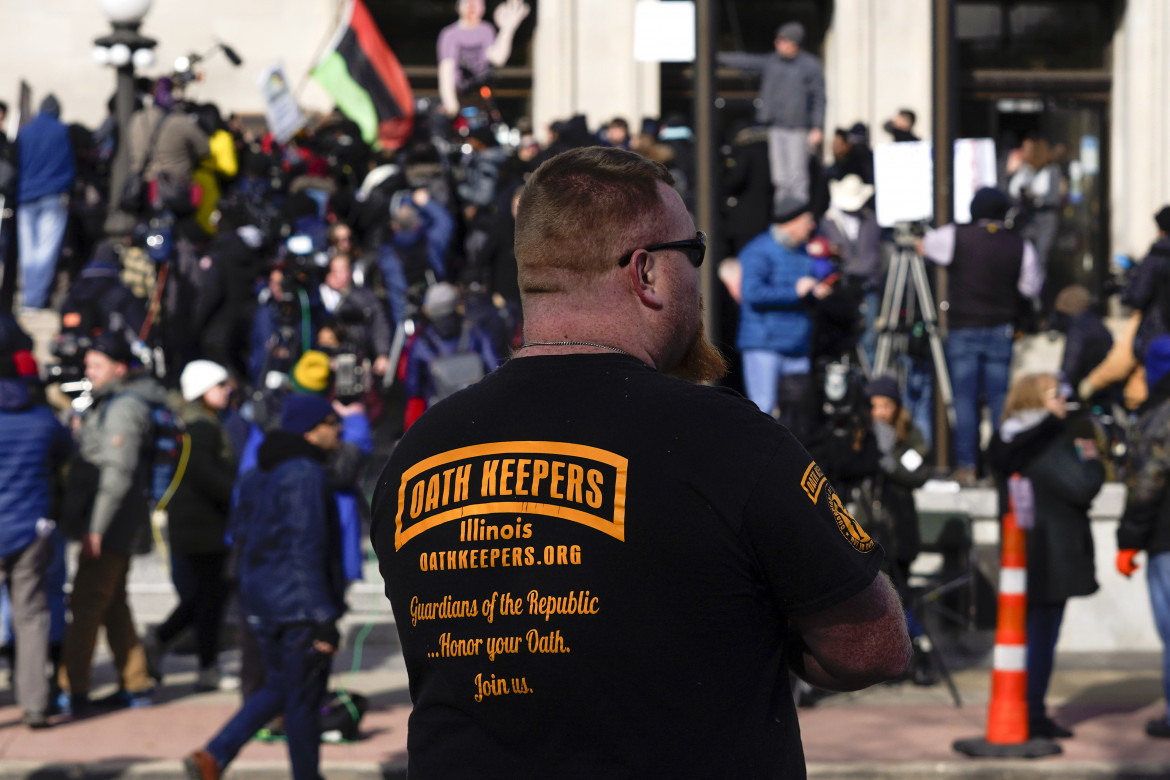 Membro degli Oath Keepers a Kenosha, in Wisconsin, foto Ap