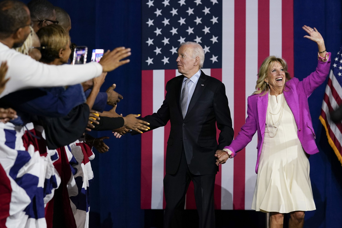 Joe e Jill Biden in campagna elettorale in Maryland, foto Ap