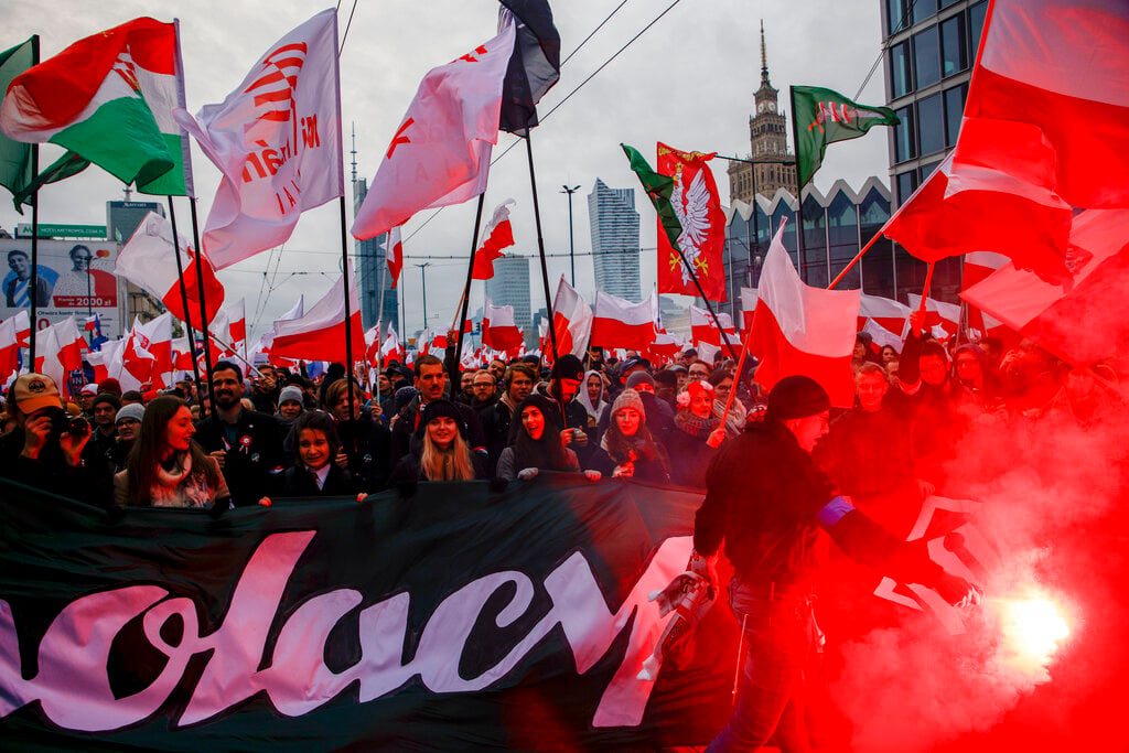 Polonia, ultradestra in piazza con i saluti di Meloni