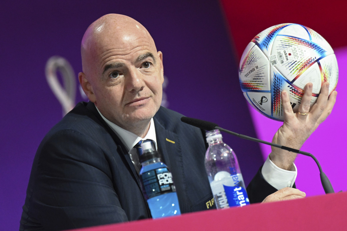 Infantino uno e trino sul trono del calcio