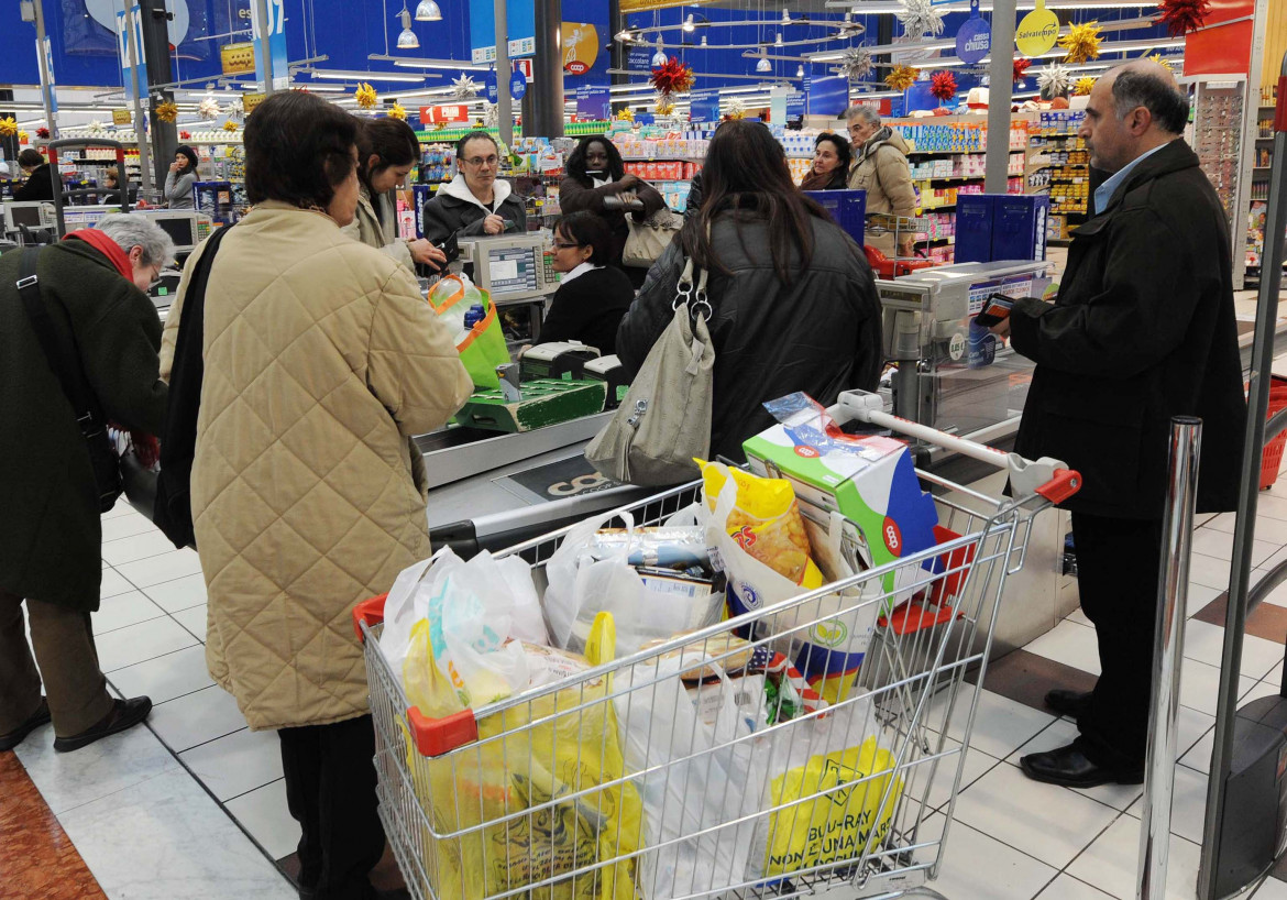 A una cassa di un supermercato foto Ansa