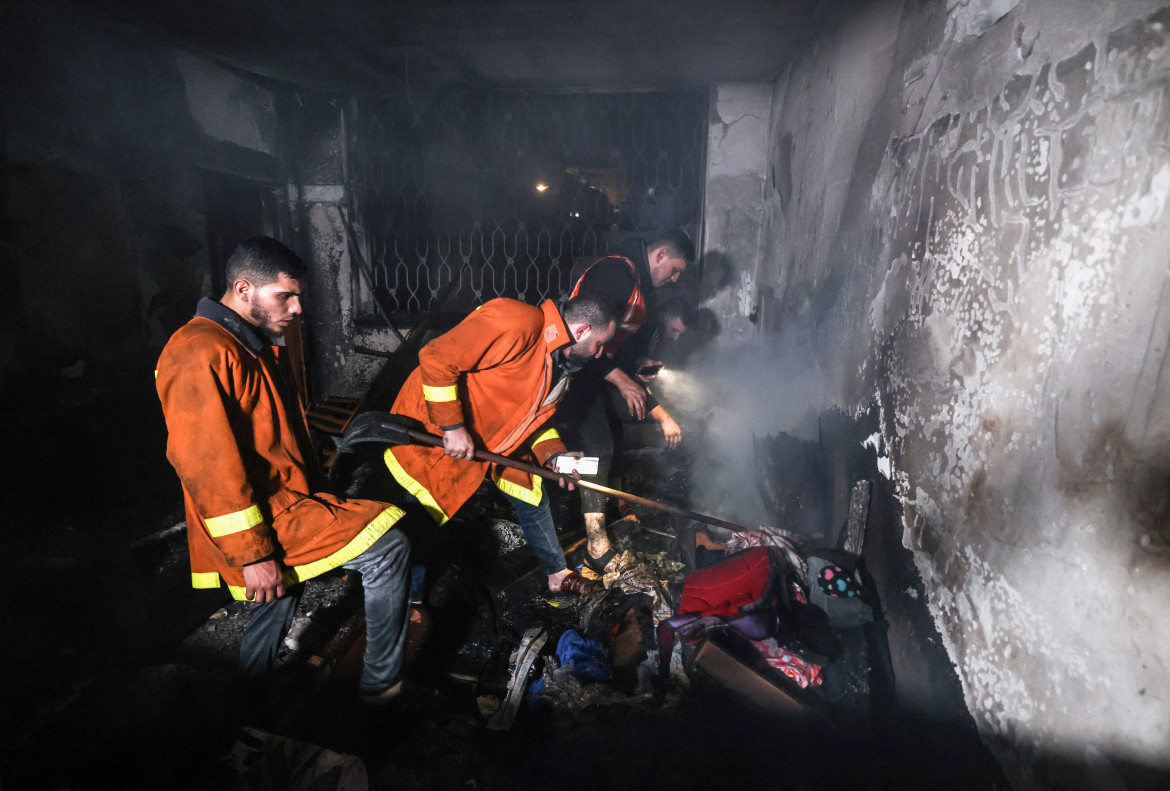 Vigili del fuoco palestinesi in azione a Jabalya, Gaza, foto Afp via Getty Images