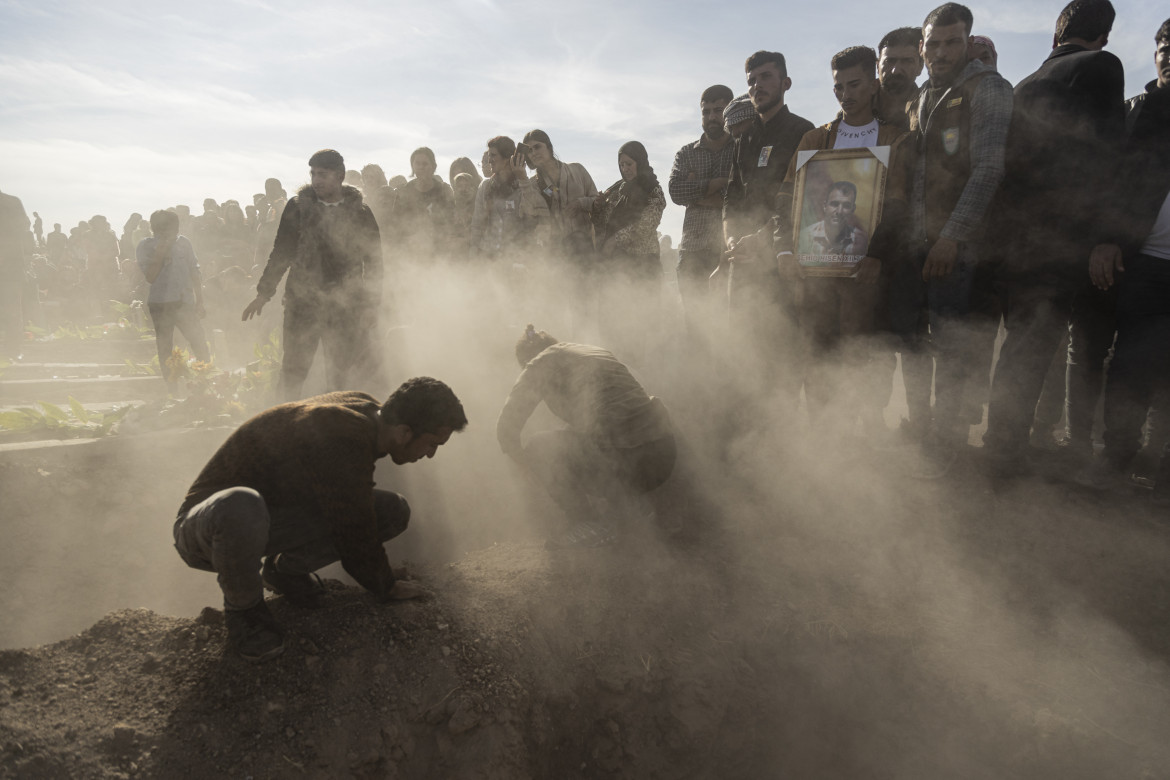 Terzo giorno di bombe turche sul Rojava. Usa e Russia si defilano