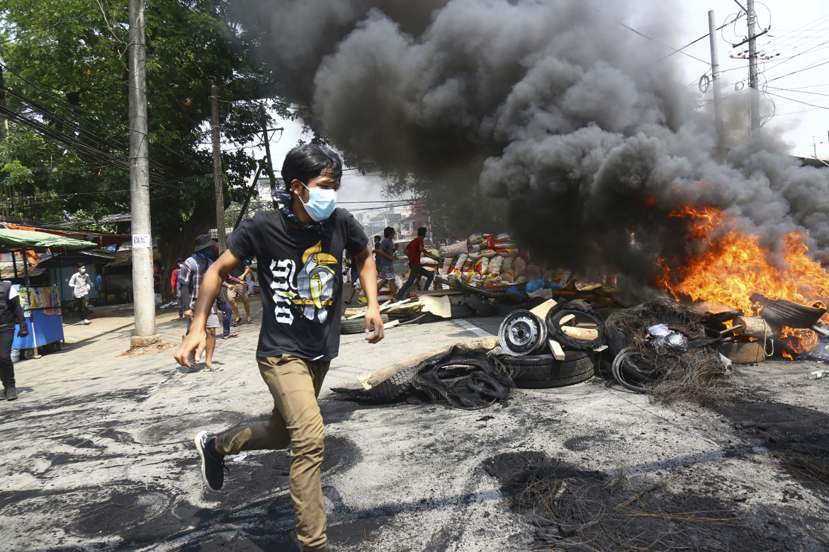 Myanmar, la giunta condanna a morte 139 dissidenti