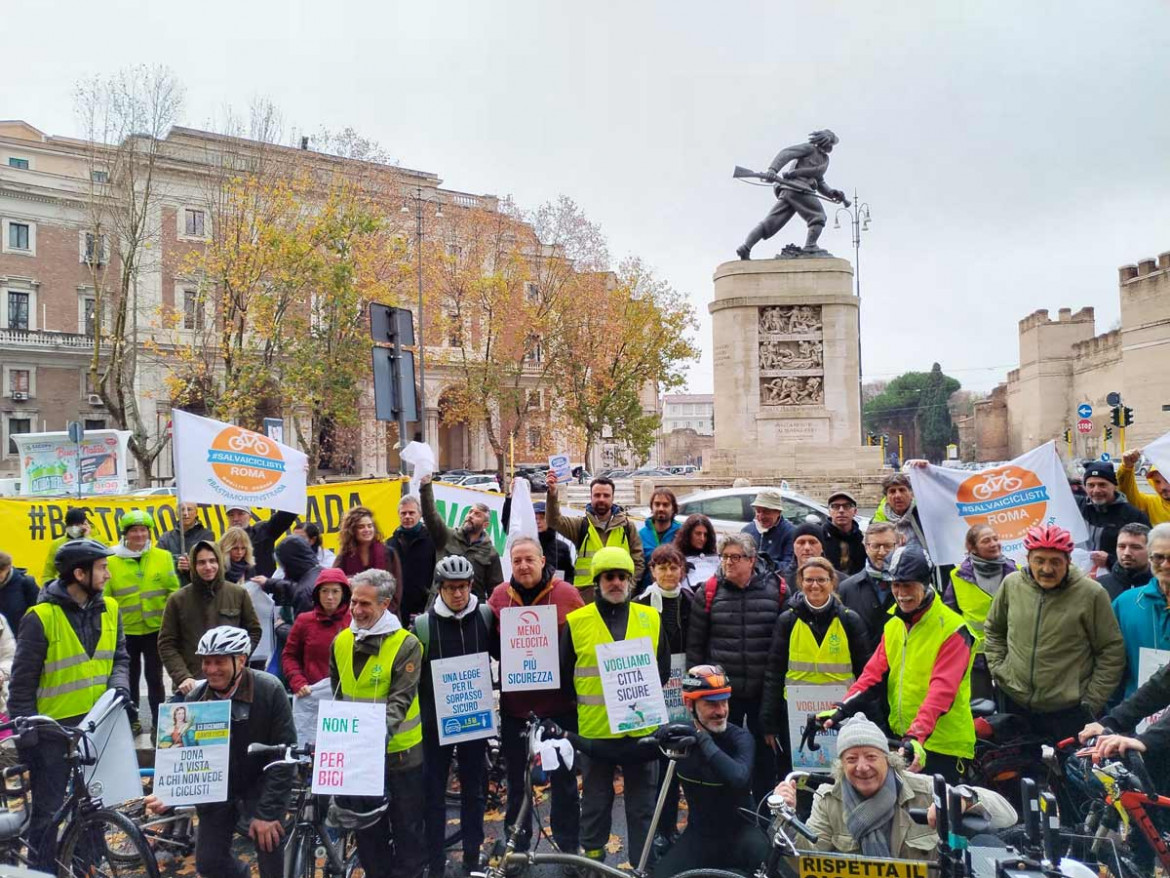 Ciclisti in presidio sotto al ministero di Salvini