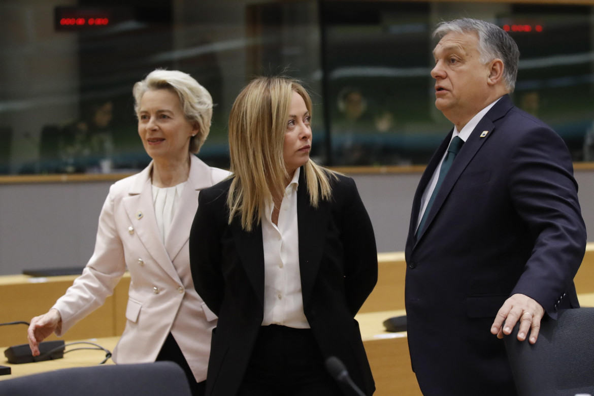 La presidente della Commissione europea Ursula von der Leyen, la premier italiano Giorgia Meloni e il premier ungherese Viktor Orban durante la riunione del Consiglio europeo