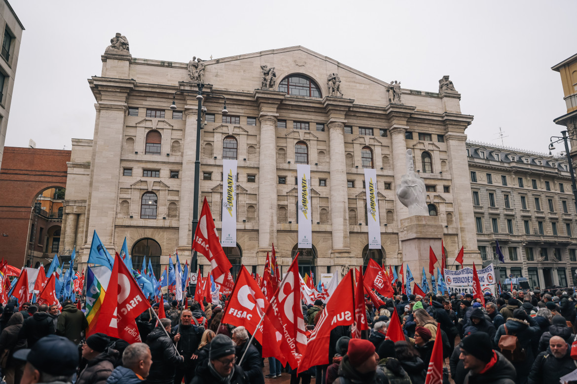 Cgil e Uil riempiono le piazze: è solo l’inizio. «Governo bugiardo»