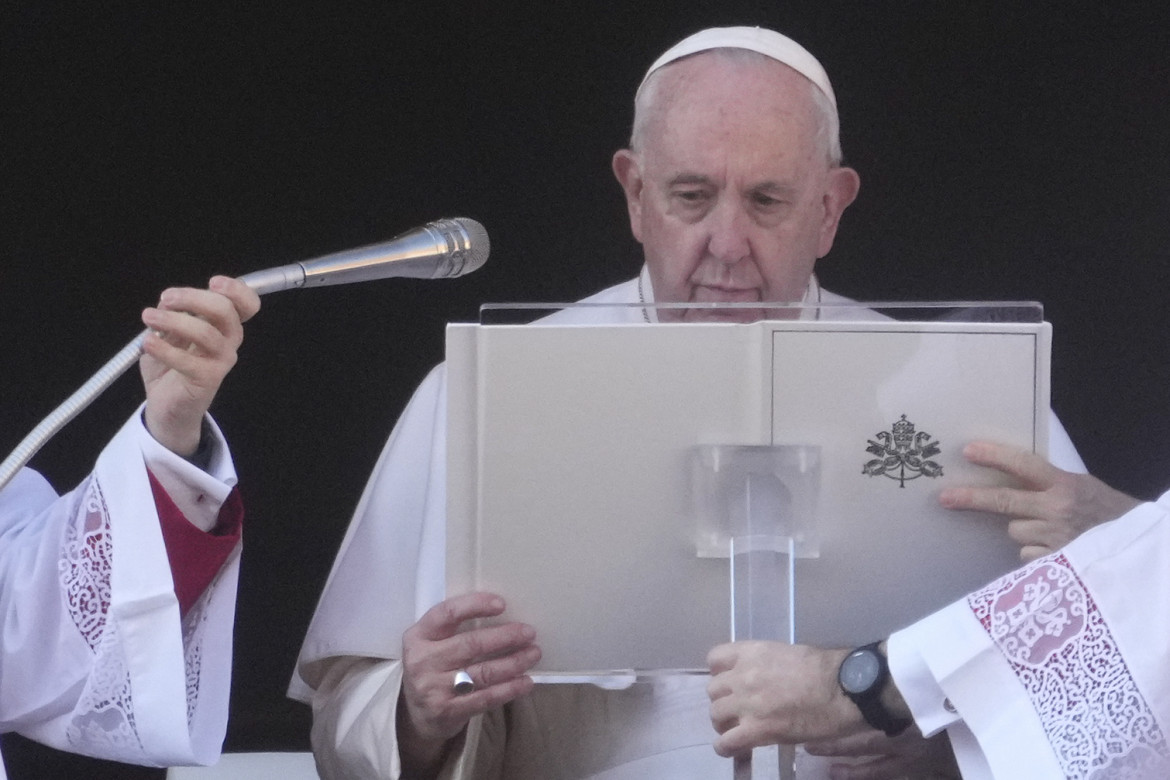 Bergoglio lascia l’ospedale. Oggi celebra le Palme