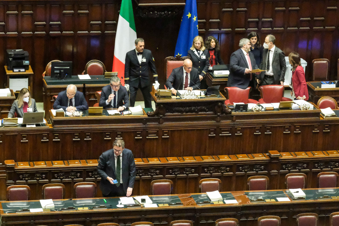 Alla prima manovra la destra sbanda. Stasera la fiducia