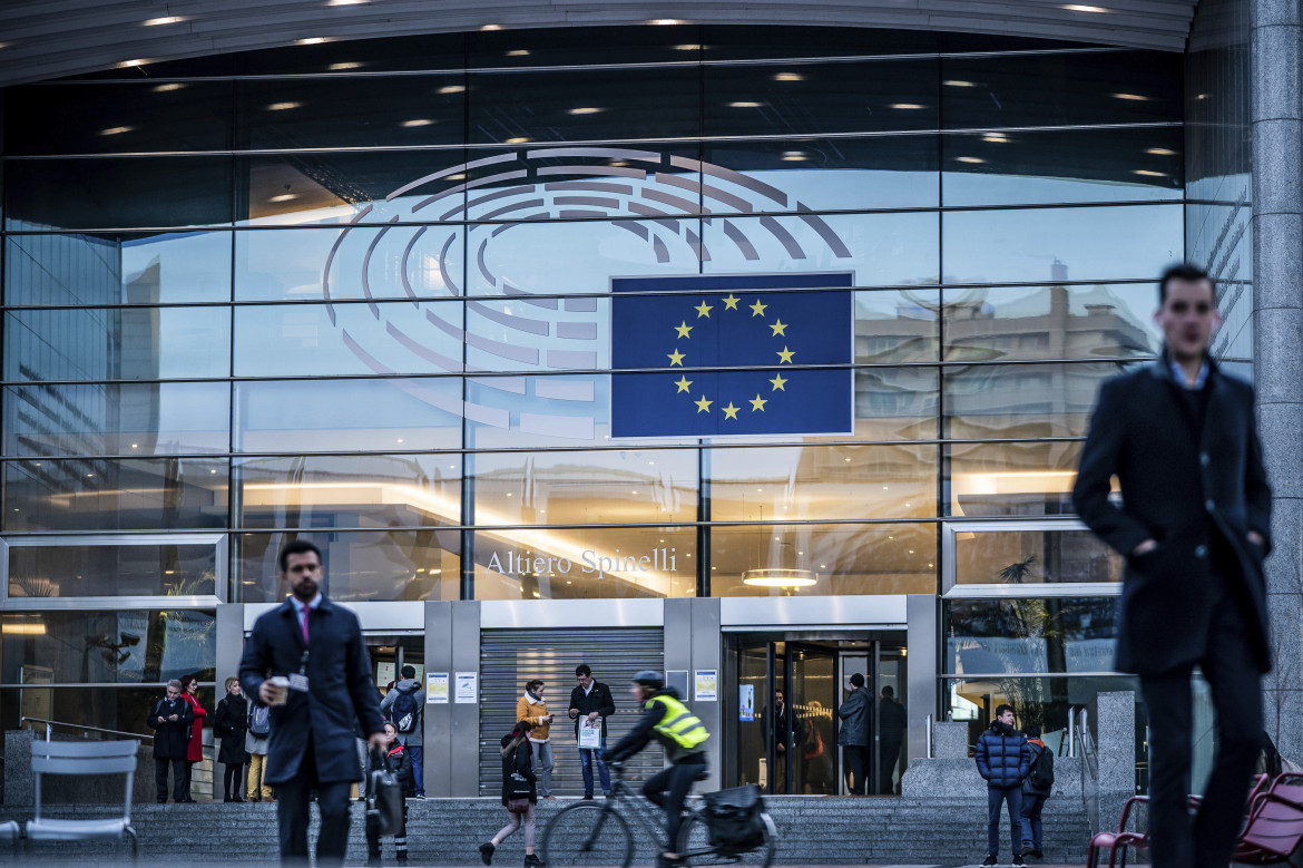 Davanti all’europarlamento di Bruxelles foto Ap