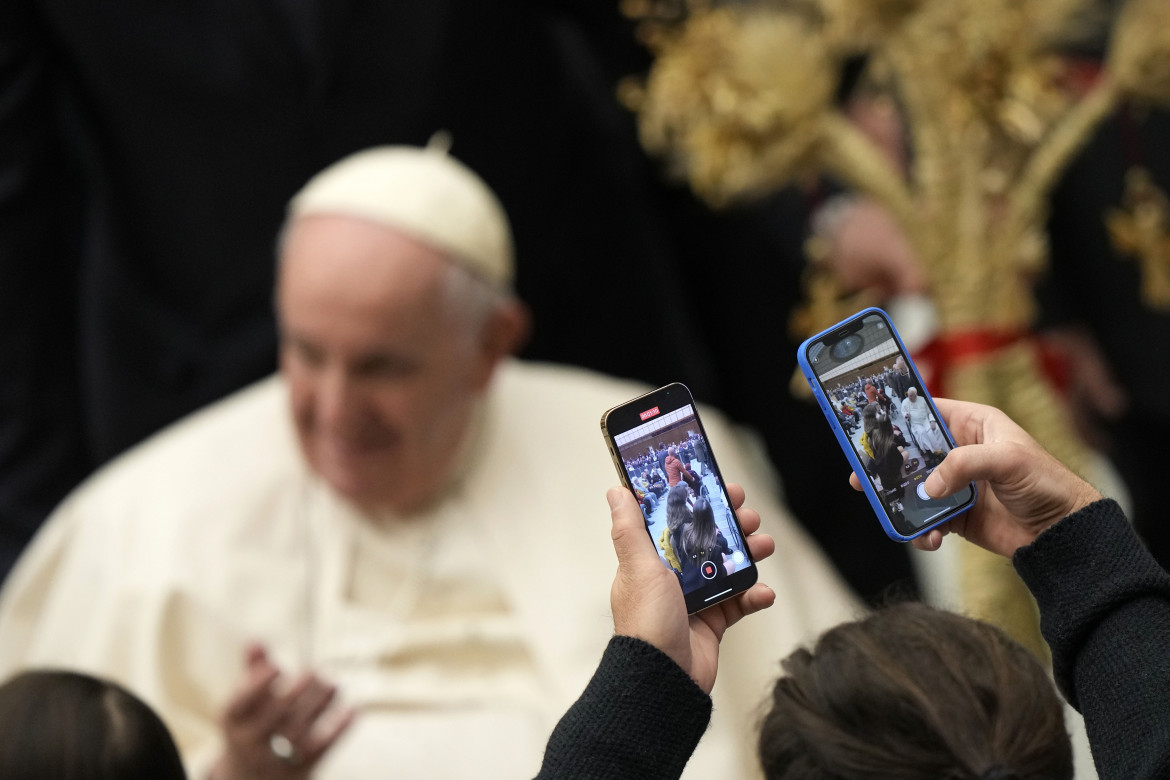 Il papa e San Nicola non si rassegnano al virus della guerra: «Tregua a Natale»