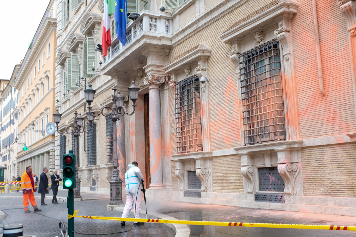 Clima, imbrattata la facciata di Palazzo Madama