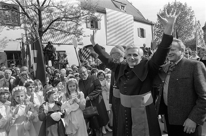 Germania, per i giudici la morte  non ferma il processo a Ratzinger