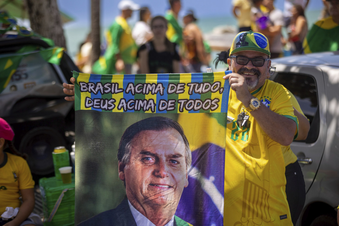 Violenti buffoni in marcia da Capitol Hill a Brasilia