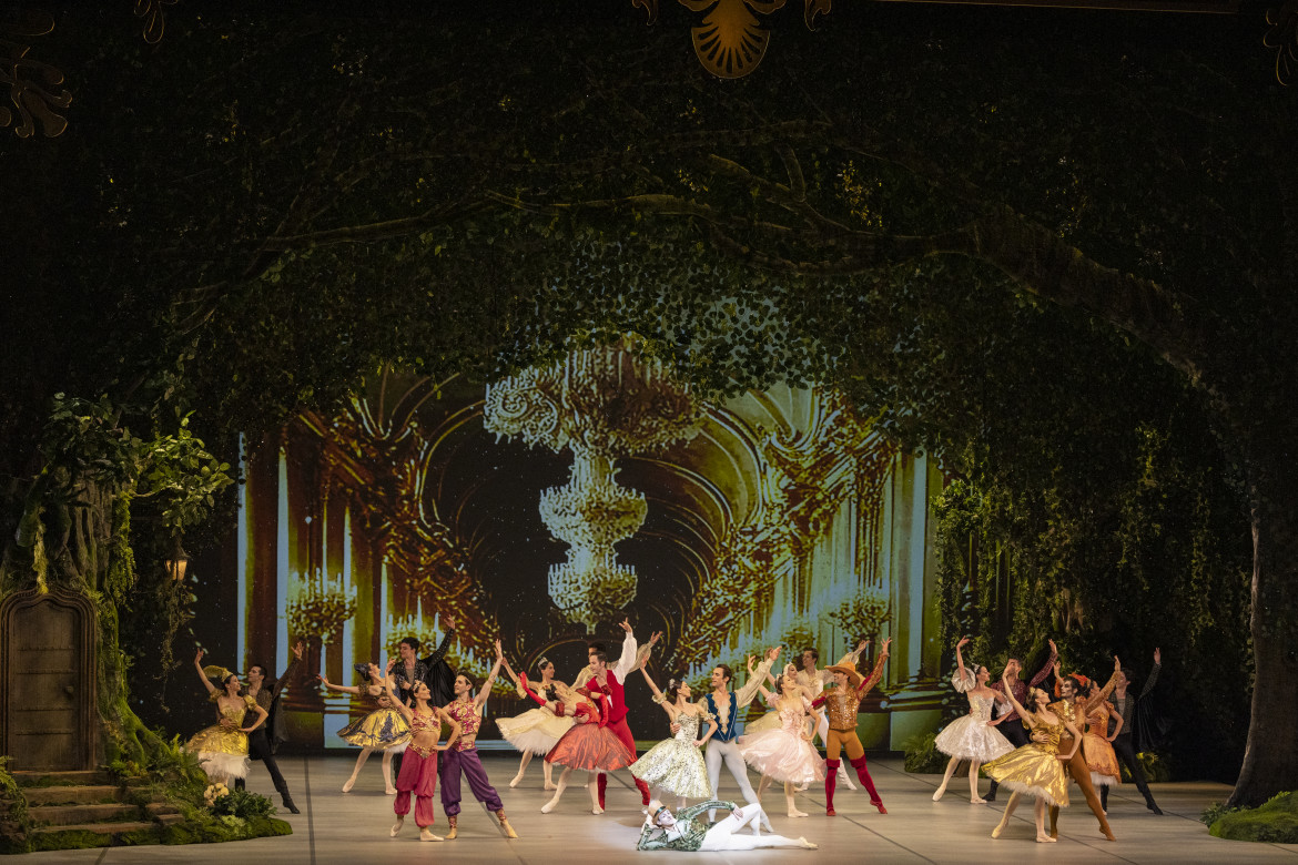 Coreografia da «A Thousand Tales Ballet», sotto Giada Rossi e Alessandro Riga in «La bella e la bestia» foto di Vito Lorusso