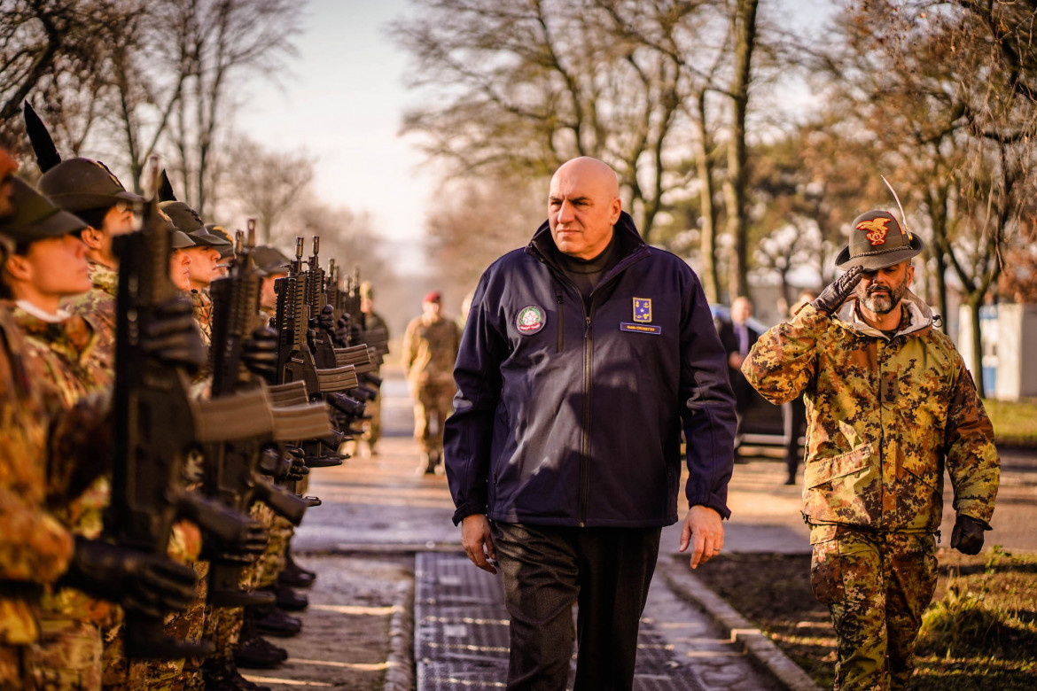 Il ministro della Difesa Crosetto in una visita ai militari italiani all'estero, foto LaPresse