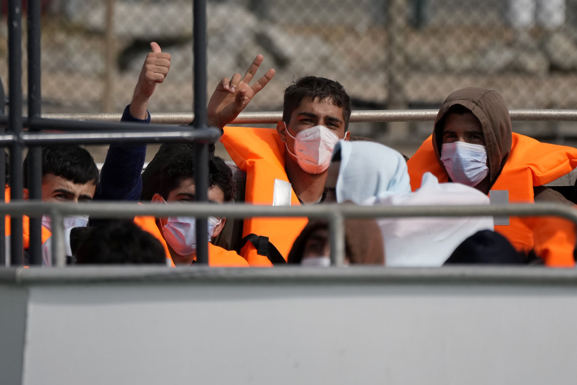 Immigrati appena sbarcati a Dover in arrivo dalla Francia, foto Matt Dunham /Ap