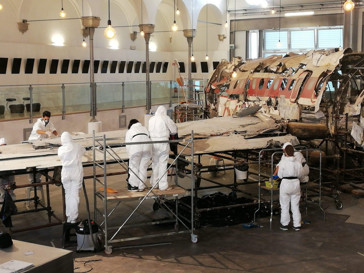 L'aereo abbattuto a Uscita nell'hangar di Pratica di Mare (Rm), foto Ansa