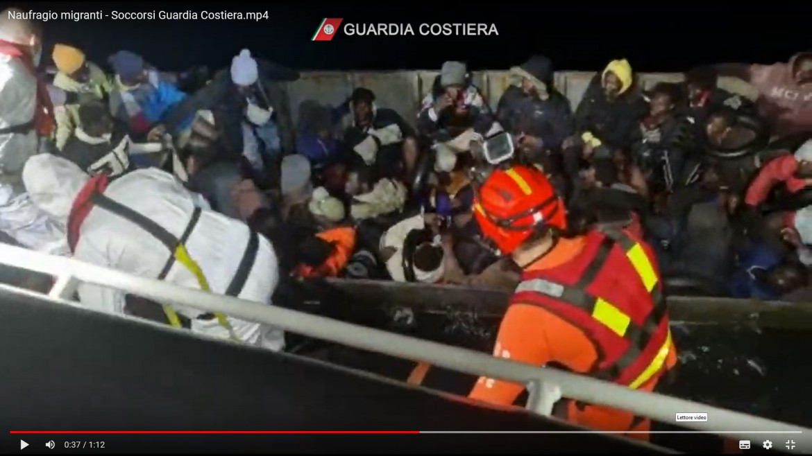 Alla deriva senza acqua, dieci morti su un barcone