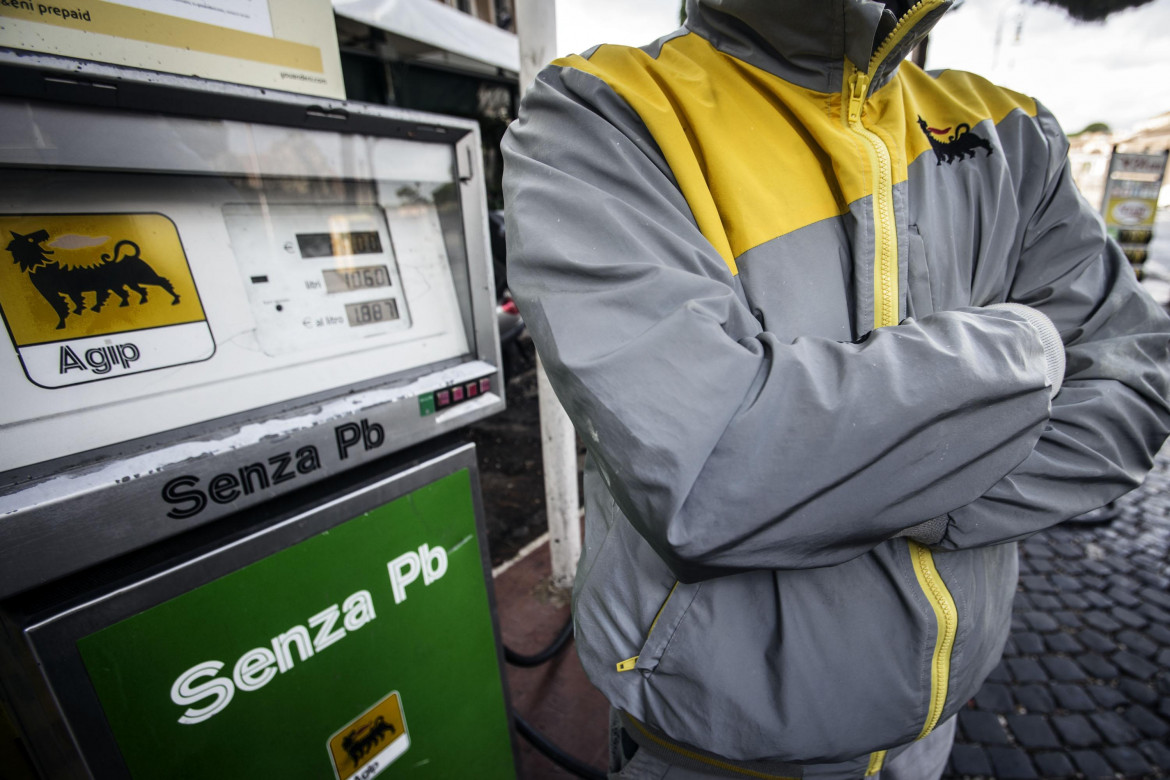 Benzina, destra ingolfata. E sulle spiagge Fdi cede