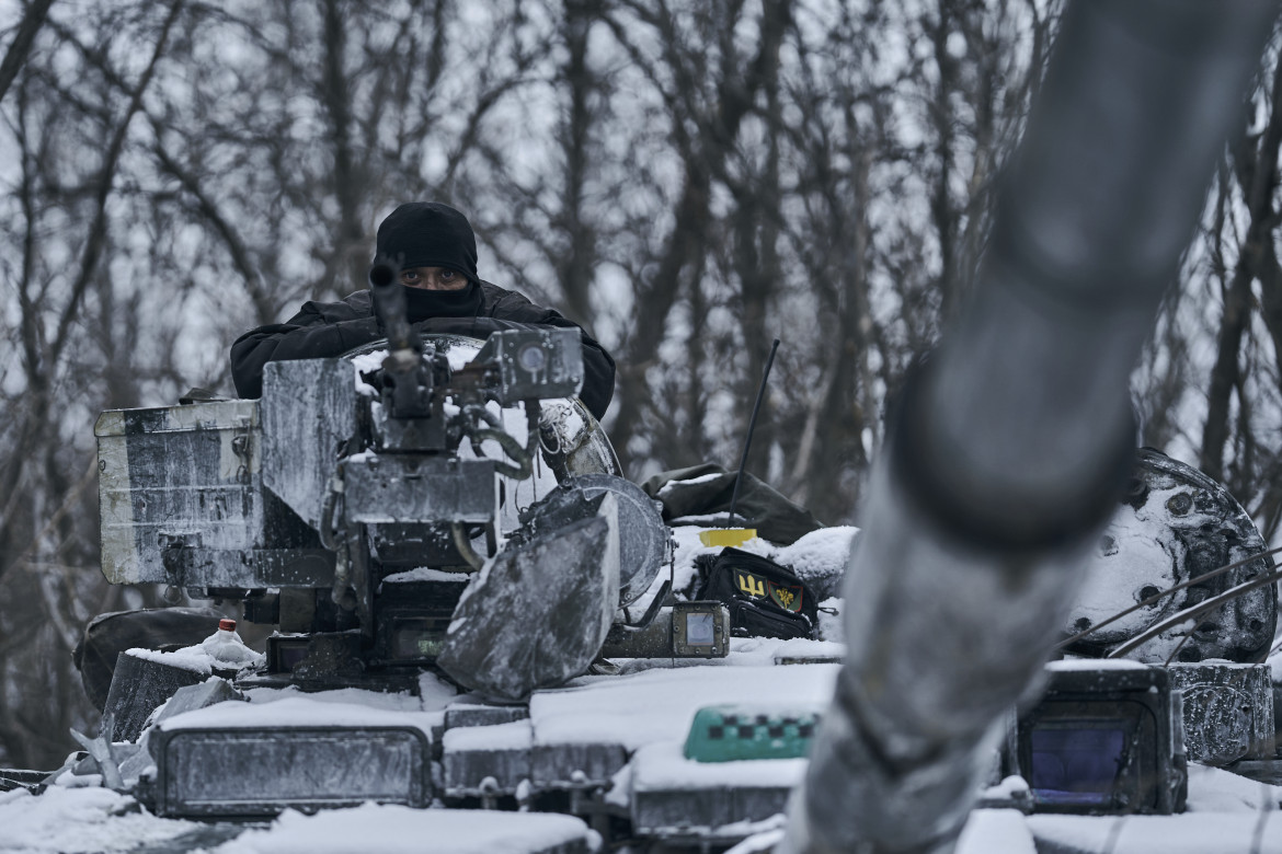 Donetsk, nelle tane col fuoco acceso aspettando l’offensiva