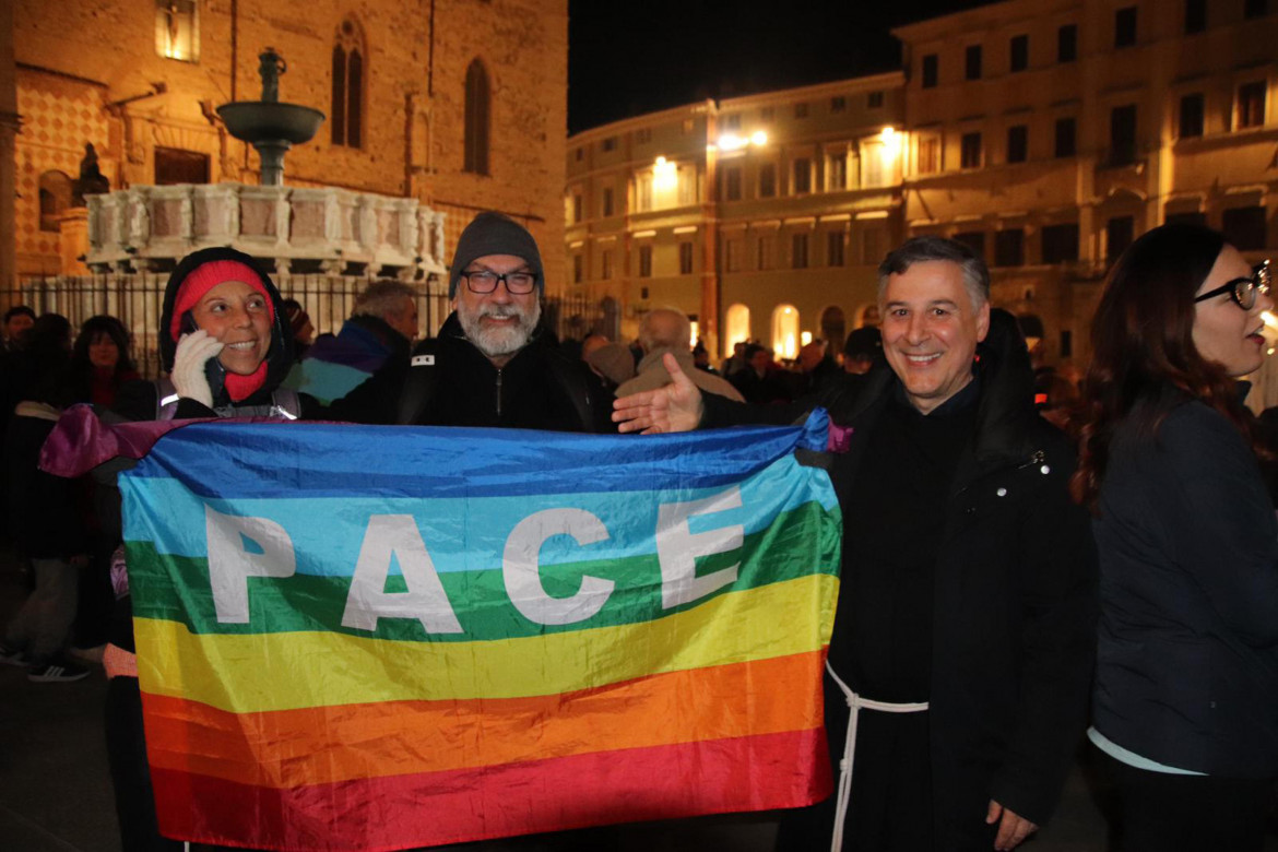 In cammino di notte per chiedere la fine di tutte le guerre