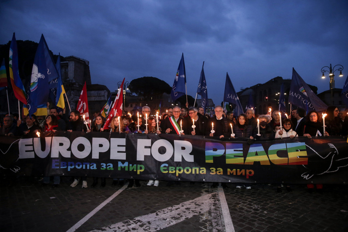 La fiaccola della pace riempie piazza del Campidoglio