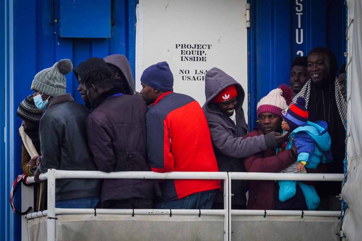 Sea eye approda a Napoli, ricoverati venti migranti