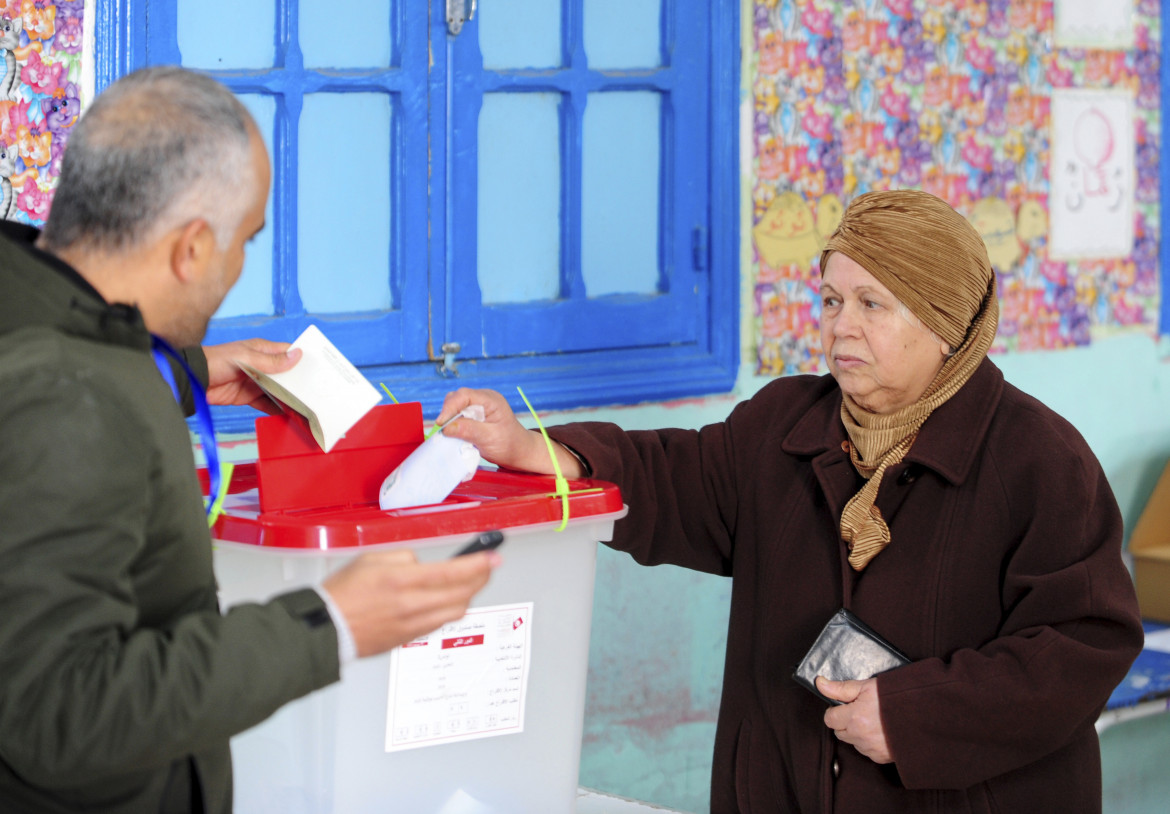 Tunisia ostaggio del populismo di Saied: «L’unica soluzione è il dialogo nazionale proposto dal sindacato»