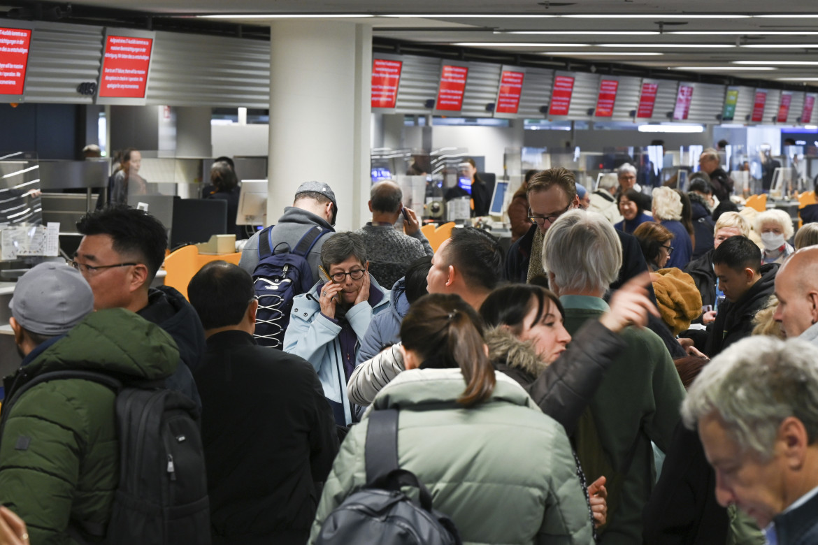 Caos voli in Germania, un cavo tranciato manda in tilt Lufthansa