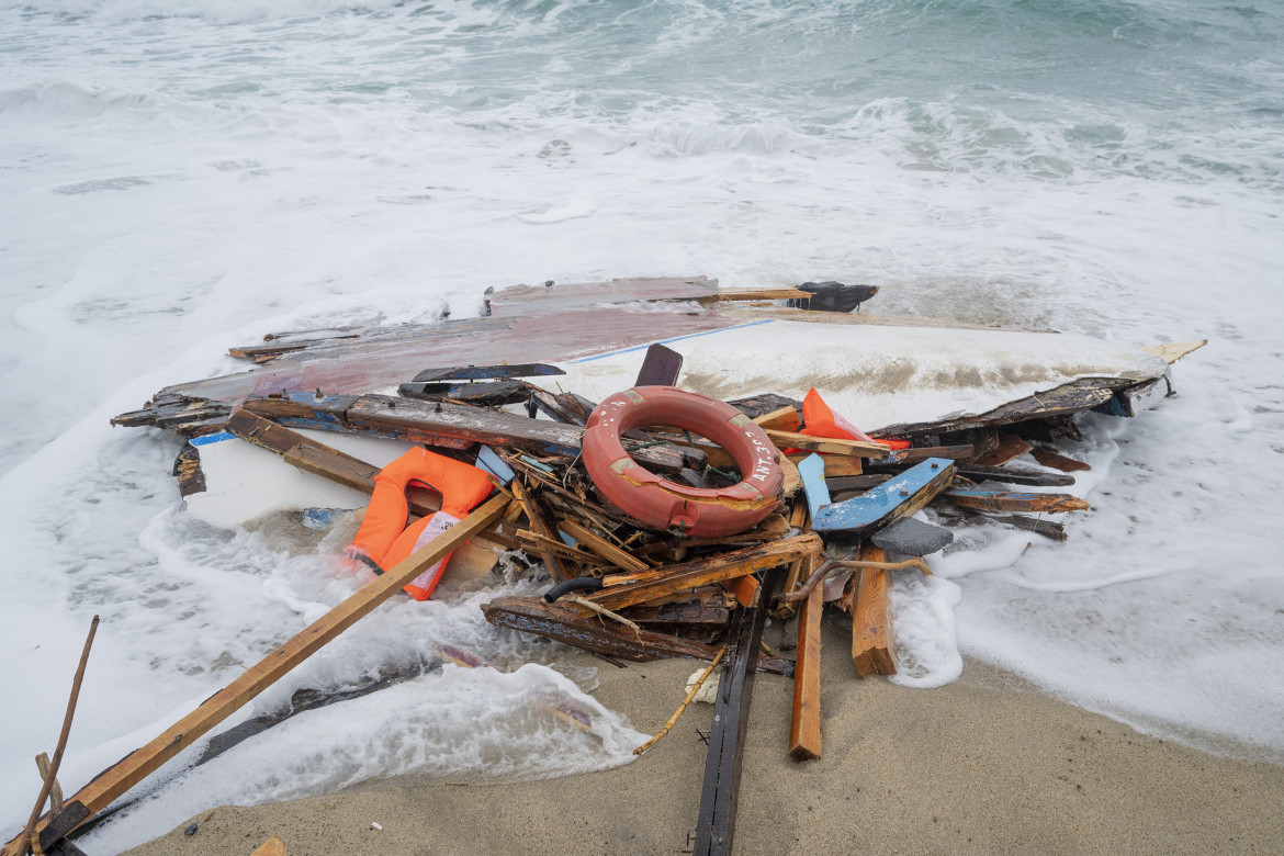 La strage di Crotone: il mare restituisce altri profughi senza nome