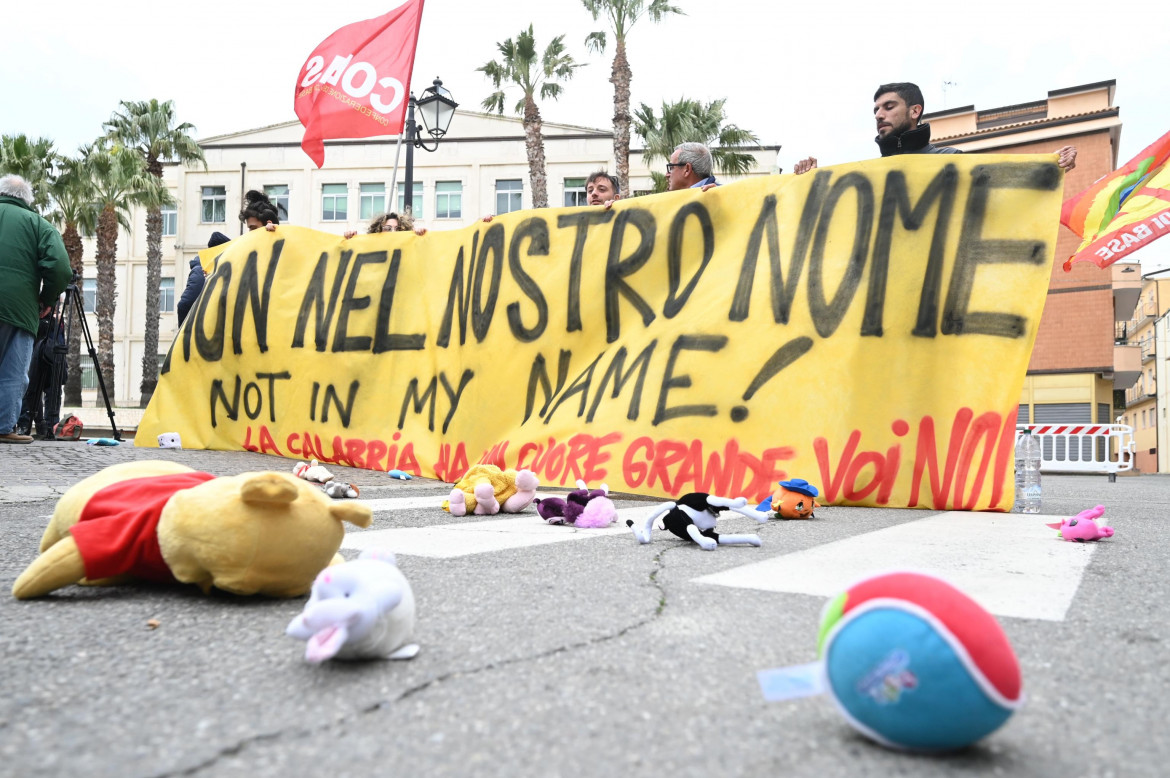 Cutro, la protesta silenziosa. Peluche contro le auto blu