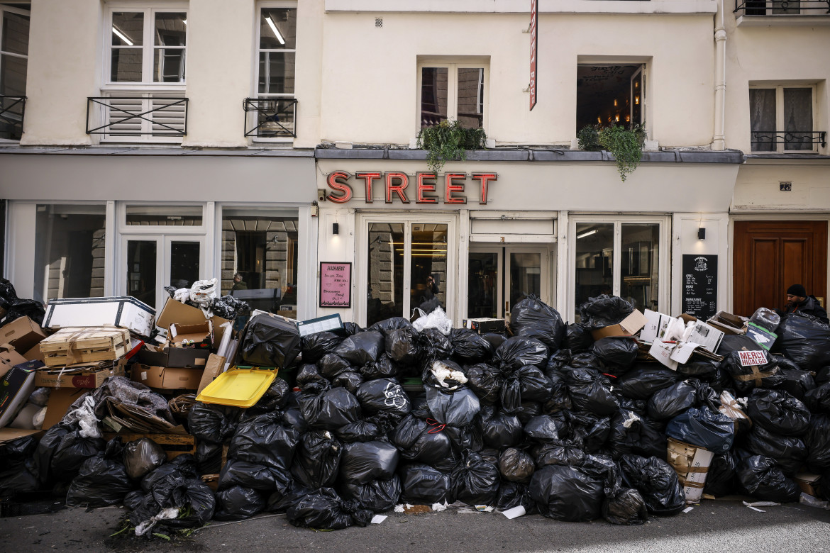 Si  fermano i netturbini,  sindaca di Parigi solidale