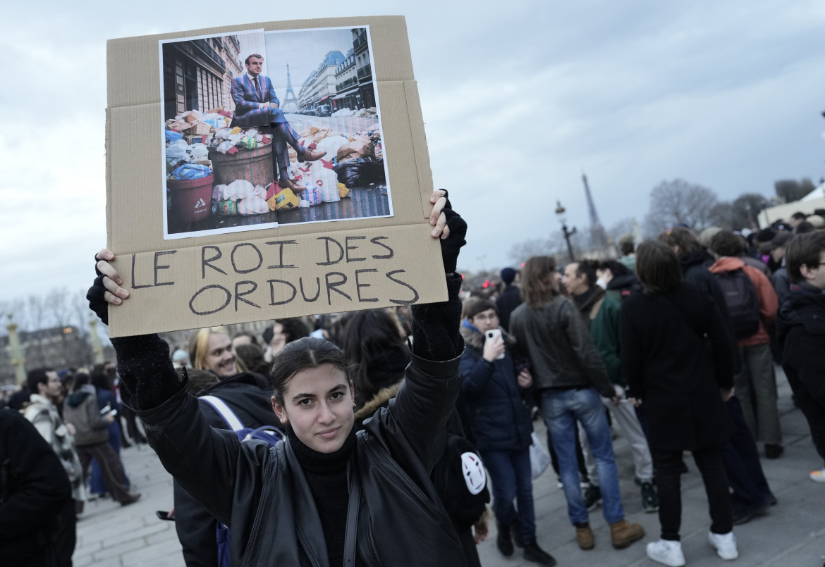 Macron trema, domani il voto sulla sfiducia