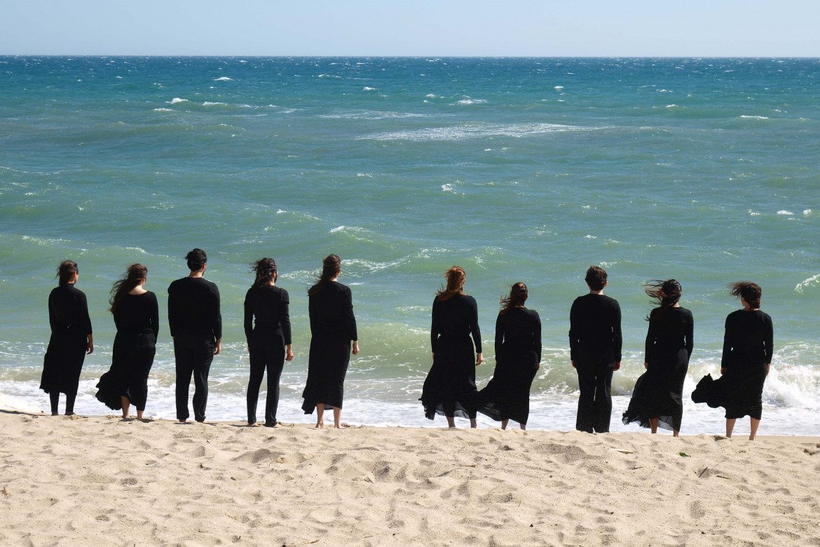 Sulla spiaggia di Cutro il dramma senza fine dei migranti