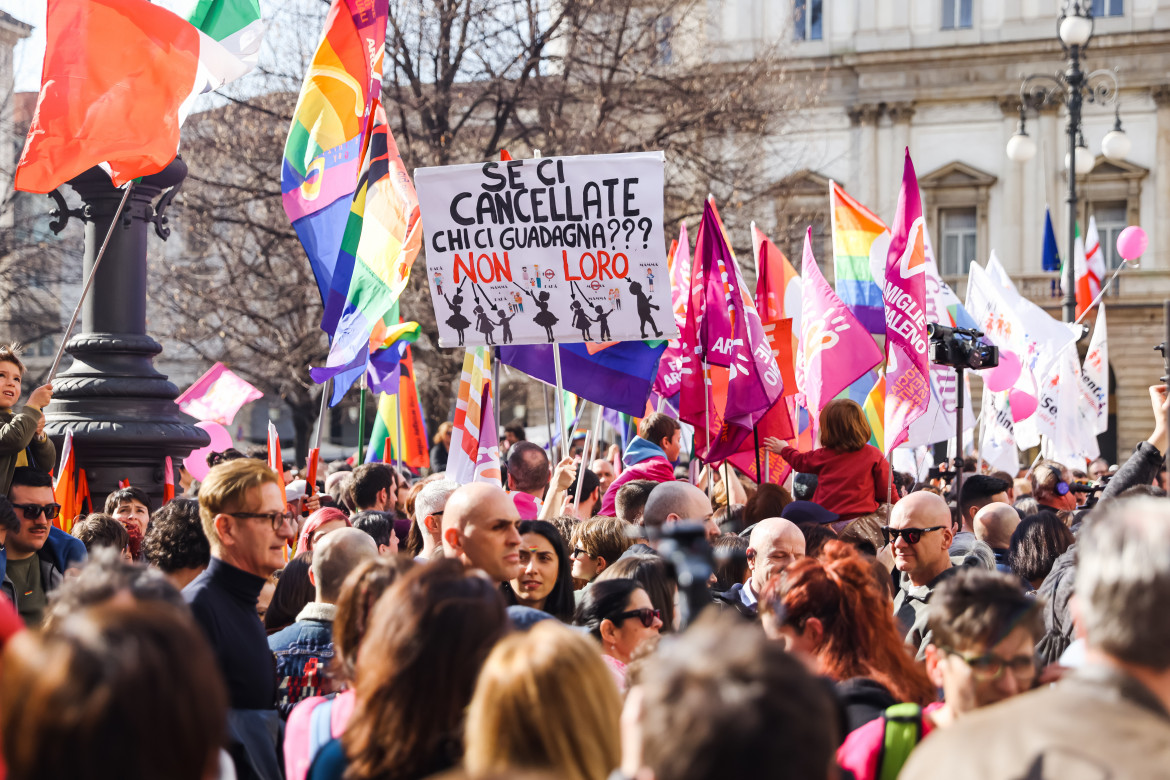 L’Ue bacchetta il governo: «Riconoscere i figli dei gay»