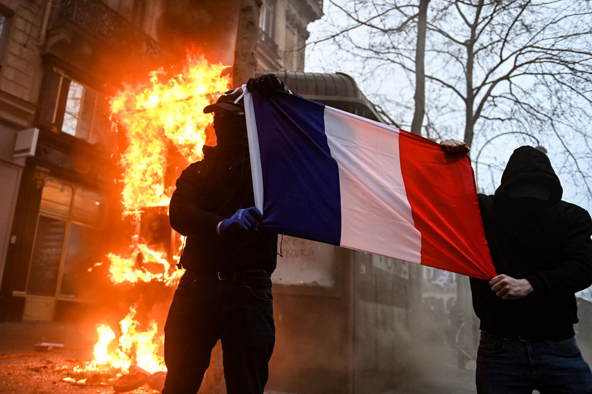 «Manif sauvage!». Ma la vera violenza indossa l’uniforme delle unità Brav-M