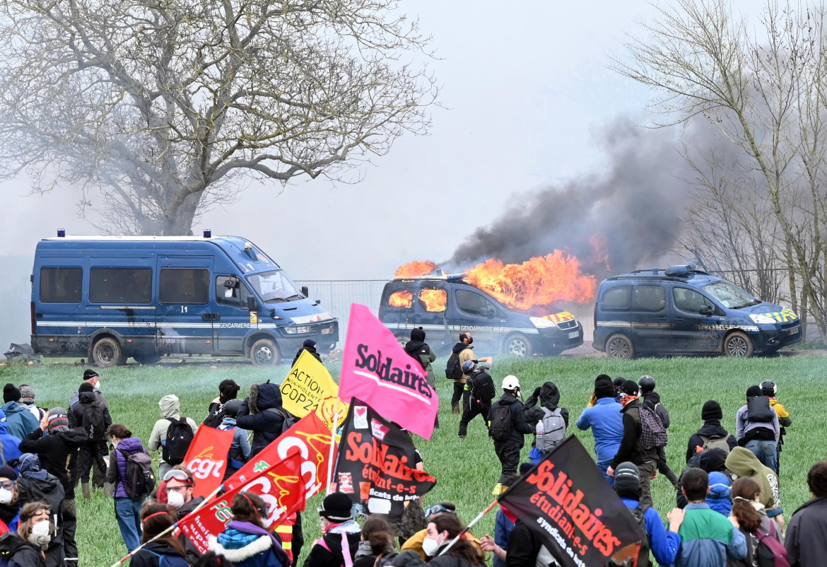 Sainte-Soline, migliaia di manifestanti  contro il bacino idrico. Molti i feriti