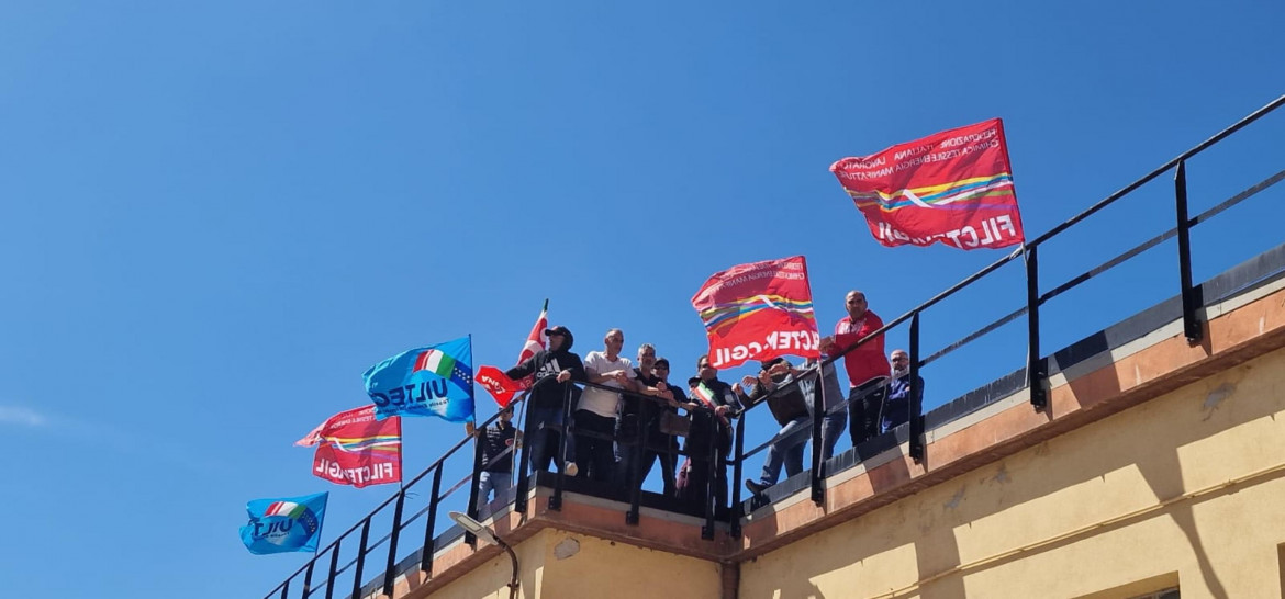 Riesplode la protesta, assemblea permanente