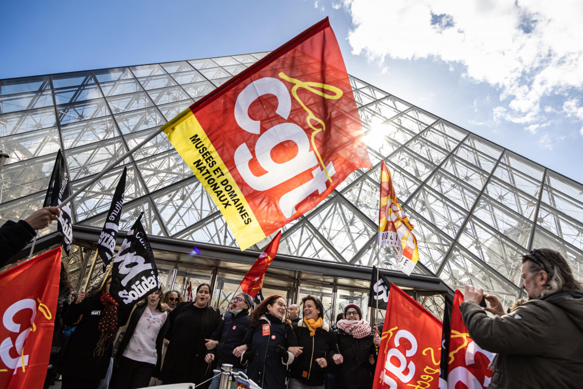 Francia: la protesta continua, governo disperato