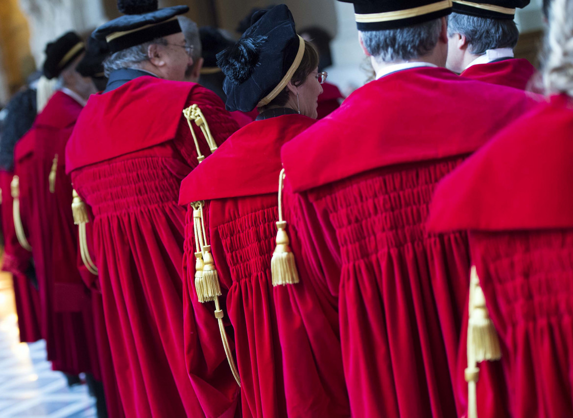 Il governo vuole alzare l’età della pensione alle toghe