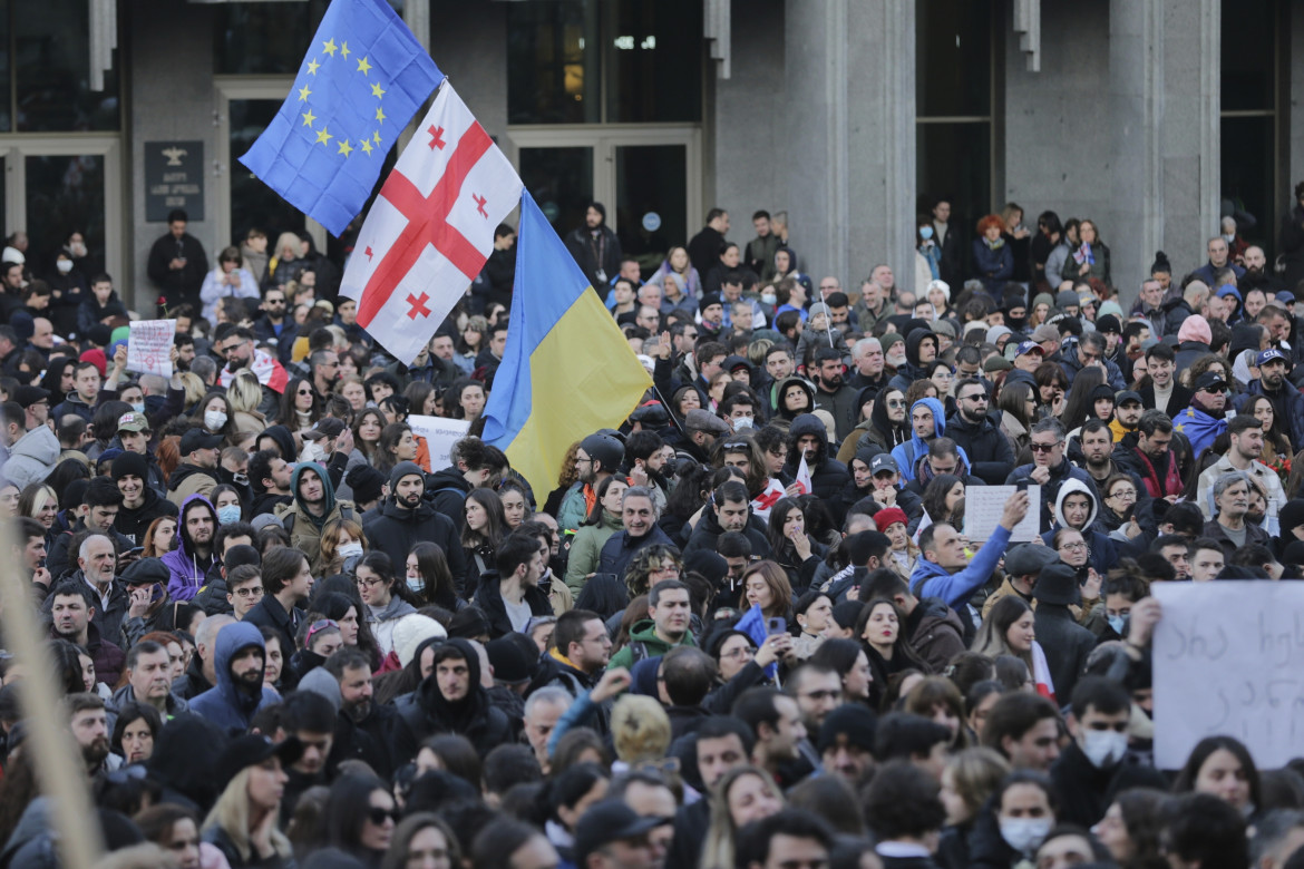 Caucaso-Georgia, scontri e proteste contro l’adozione delle “leggi russe”