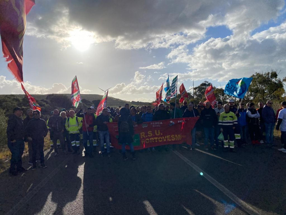 Portovesme, gli operai bloccano i camion