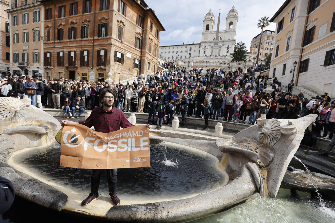 L’acqua della Barcaccia diventa nera: «Stiamo perdendo il bene più prezioso»