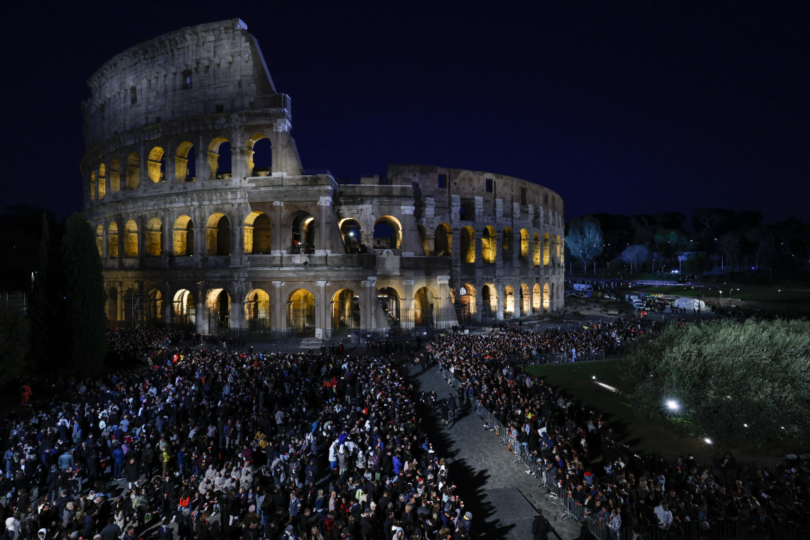 Un momento della Via Crusis al Colosseo foto Ansa