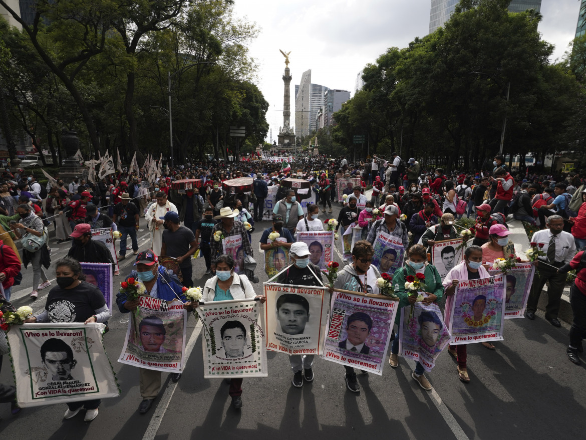 Il corteo per Ayotzinapa per le strade di Città del Messico, nel 2023 foto Ap