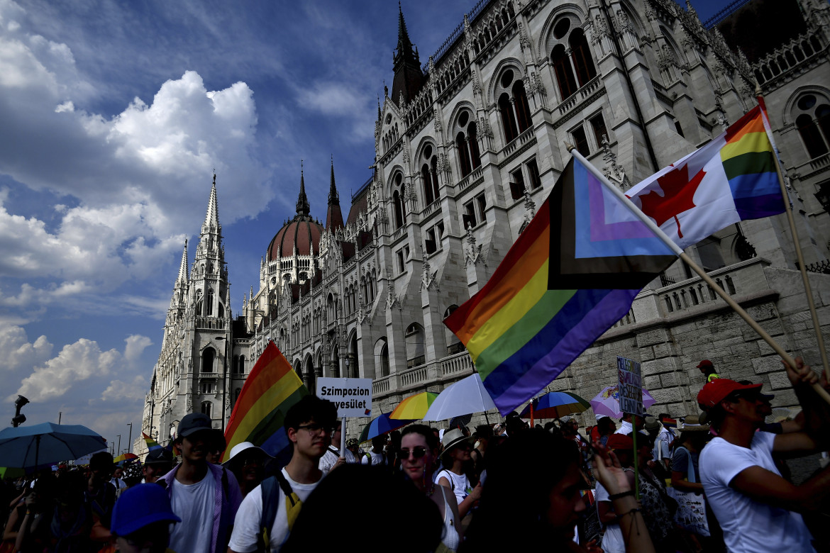 Una manifestazione per i diritti lgbtq a Budapest foto Ap